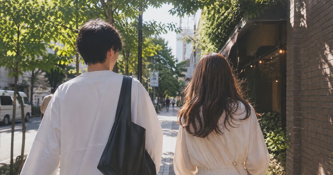 カップルの後ろ姿