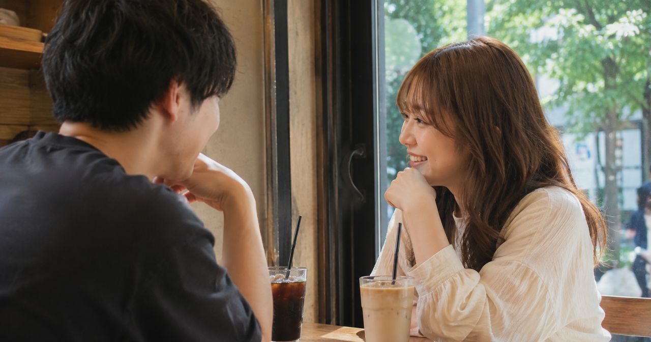 カフェで会話する20代カップル