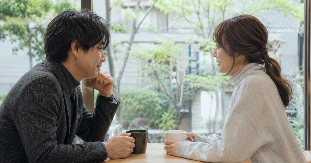カフェで会話するカップル
