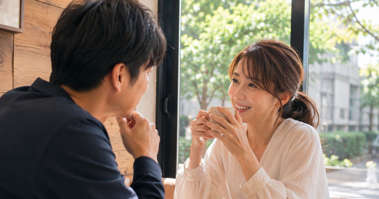 カフェで過ごすカップル