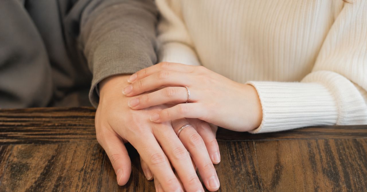 婚約指輪を渡すカップル
