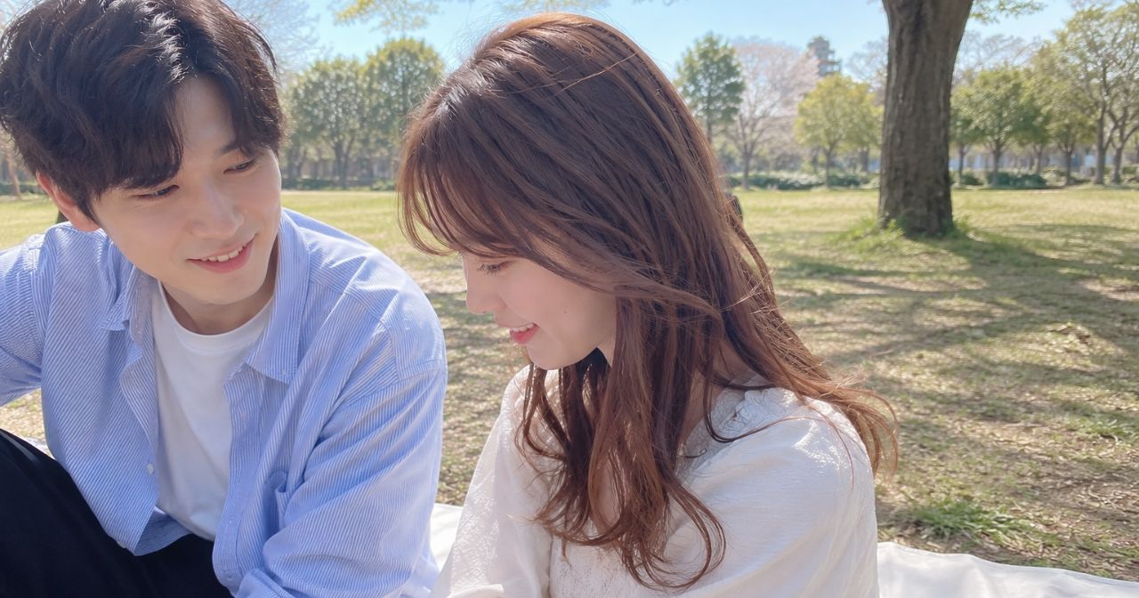 公園で過ごすカップル