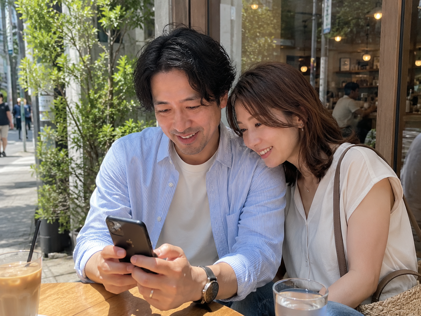 カフェでデートするカップル