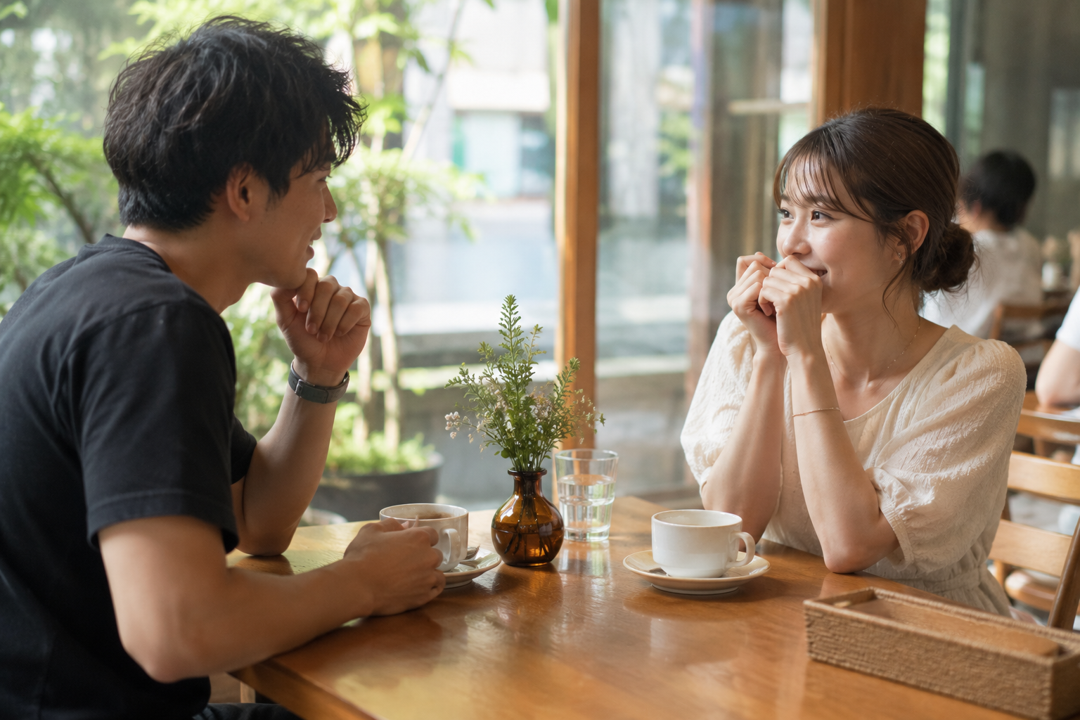 カフェでデートする20代カップル